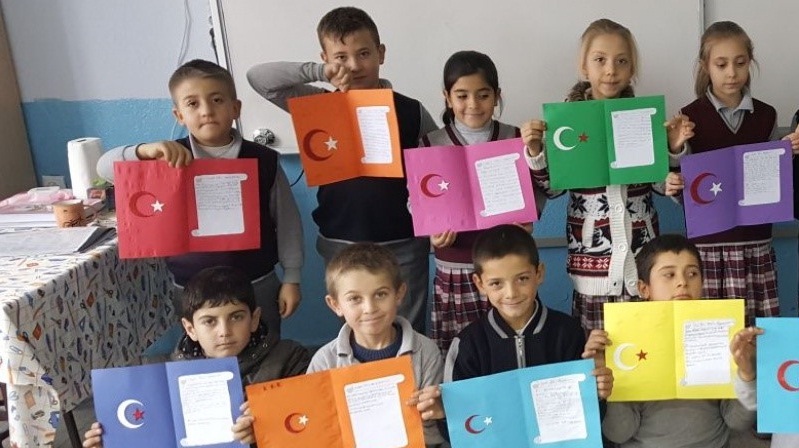 öğrencilerinden Hakkari’deki özel Harekatçılara Tebrik Kartı