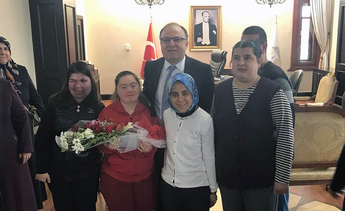 Ağır Düzeyde Zihinsel Engelliler Yardım Derneği Vali Tutulmaz’ı Ziyaret Ettiler.