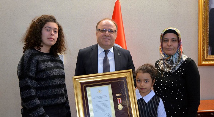 Vali Tutulmaz Tarafından şehit Ailesine Devlet övünç Madalyası Ve Beratları Tevcih Edildi.