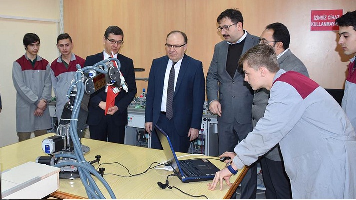 Vali Tutulmaz Gazi Mesleki Ve Teknik Anadolu Lisesini Ziyaret Etti
