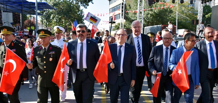Vali Tutulmaz Zafer Halk Yürüyüşüne Katıldı