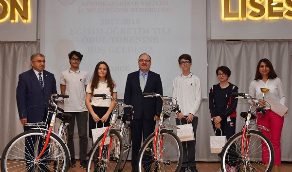 İlimizin Başarılı öğretmen Ve öğrencileri ödüllendirildi