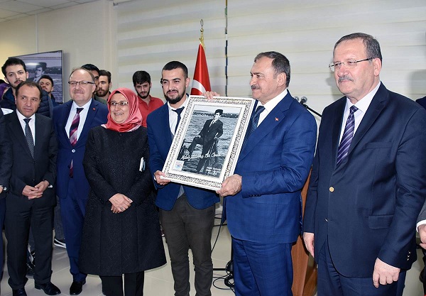 Bakan Eroğlu İle Vali Tutulmaz Gençlik İftarında üniversiteli Gençlerle Bir Araya Geldi