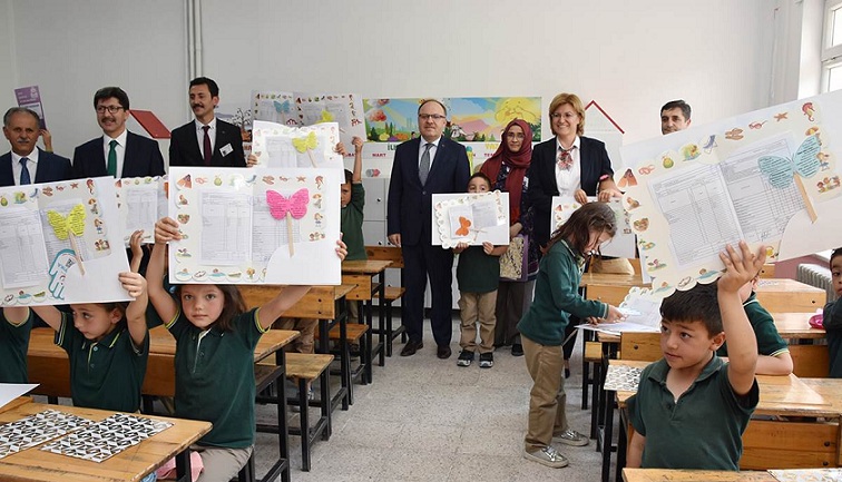 Vali Mustafa Tutulmaz öğrencilerin Karne Sevincine Ortak Oldu