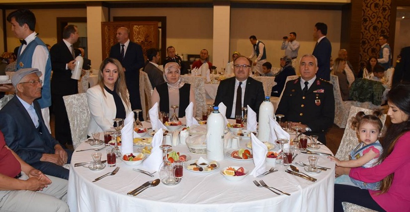Vali Tutulmaz, şehit Yakınları Onuruna Verilen İftar Yemeğine Katıldı
