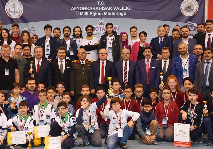 öğrencilerin ödülleri Vali Tutulmaz Tarafından Verildi