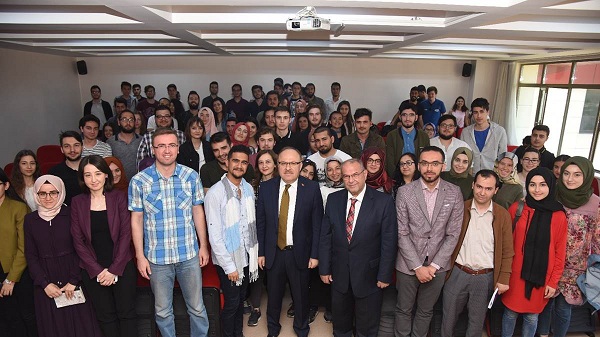 Vali Tutulmaz Akü Hukuk Fakültesindeki Kariyer Gününde Deneyimlerini Anlattı