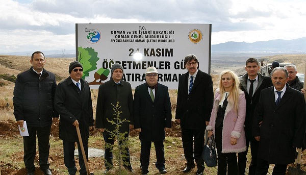 Vali Tutulmaz ‘24 Kasım öğretmenler Günü Hatıra Ormanı’na Fidan Dikti