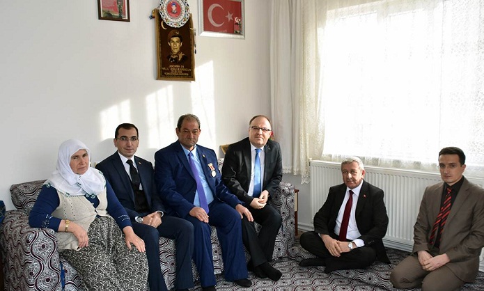 Vali Tutulmaz çobanlar İlçemizdeki şehit Ailelerini Ziyaret Etti