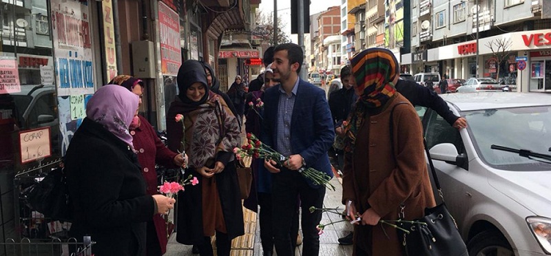 Ak Gençlerden Kadınlara Yüzlerce Karanfil