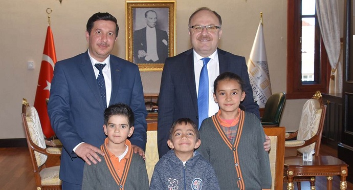 Vali Tutulmaz Bayrak Sevgisi Nedeniyle öğrencileri ödüllendirdi