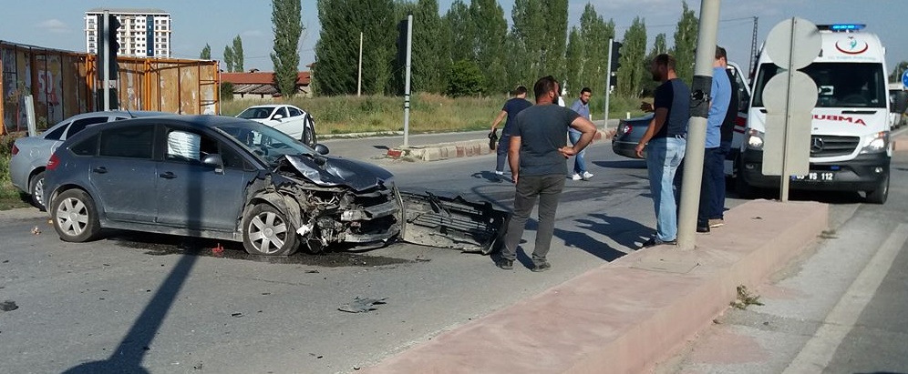 Hastane önünde Kaza 2 Yaralı