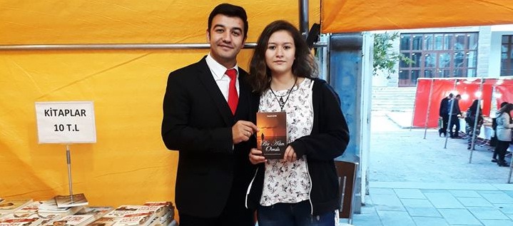 Sevim, Kitaplarını İmzaladı