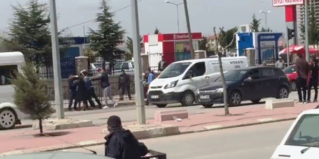 Hastane önünde Tekme Tokat Ve Yumruk..!!