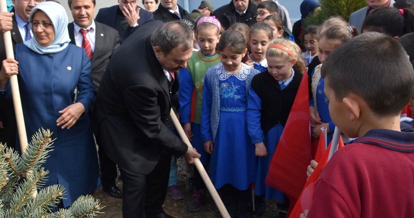 Bakan Eroğlu Ve Vali Tutulmaz “okullar Hayat Bulsun” Projesi Kapsamında Fidan Dikimi Gerçekleştirdi