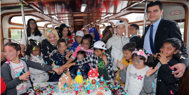 Emine çoban 23 Nisan´da çocuklarla Bir Arada