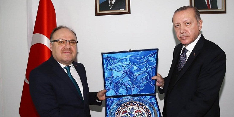 Cumhurbaşkanımız Sayın Erdoğan’dan Vali Tutulmaz’a Plaket