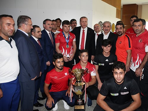 Cumhurbaşkanı Erdoğan, çaykur Rizespor Kulübünü Ziyaret Etti