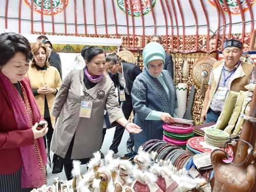 Emine Erdoğan, Kazakistan'da Etnik Köy Ziyaret Etti