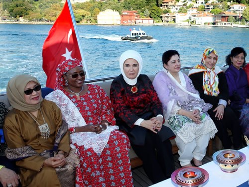 Emine Erdoğan, D-8 Zirvesi’ne Katılan Lider Eşlerine öğle Yemeği Verdi
