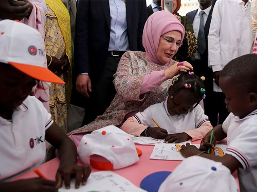 Emine Erdoğan, Senegal’de Pikine Sosyal Pediatri Enstitüsü’nü Ziyaret Etti