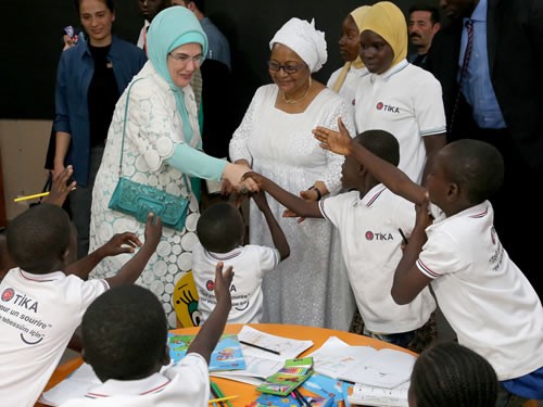 Emine Erdoğan, Mali’de İşitme Engelliler Okulu’nu Ziyaret Etti