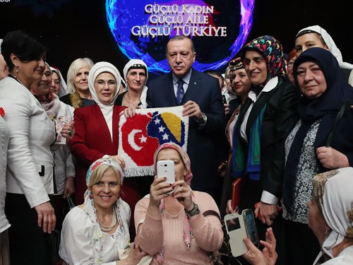 “kadın, Tüm İnsanlığın İlk öğretmenidir”
