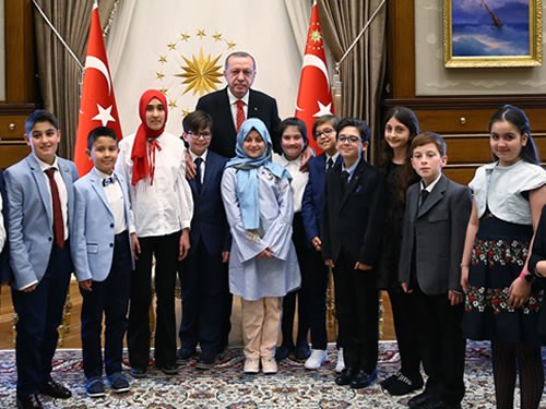 Cumhurbaşkanı Erdoğan, 23 Nisan çocuklarını Cumhurbaşkanlığı Külliyesinde Kabul Etti