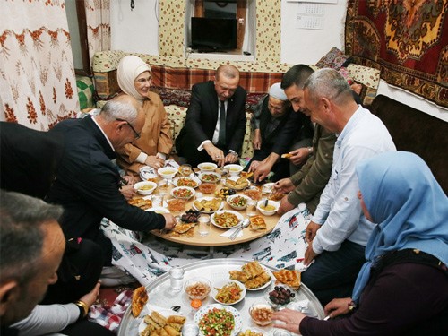Cumhurbaşkanı Erdoğan, Sargın Ailesinin İftar Sofrasına Konuk Oldu