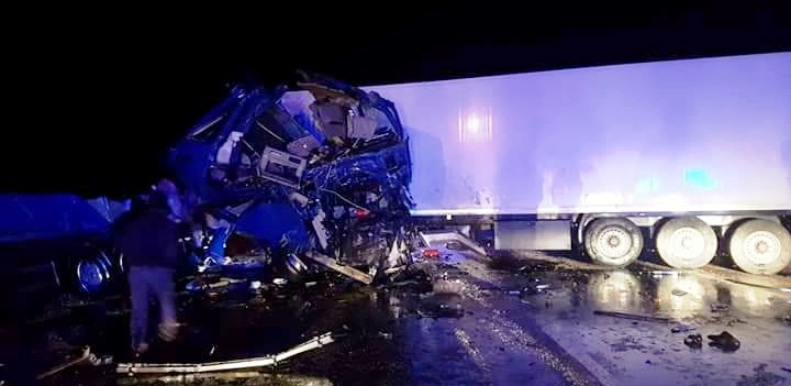 2 Tır Kafa Kafaya Girdi