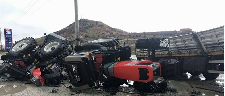 Traktör Taşıyan Tır Devrildi 4 Traktör Ağır Yaralı