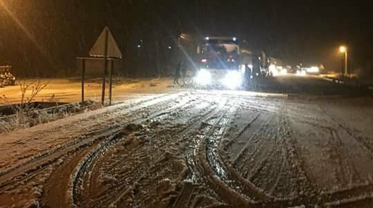 Afyonkarahisar Dinar Akçaköy Kar Yağışı Nedeniyle Ulaşıma Kapandı