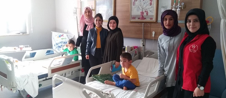 Gençler Hasta çocukların Yüzünü Güldürdü