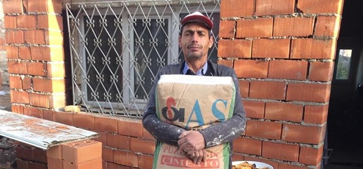 50 Kiloluk çimento Torbası İle Saygı Duruşu