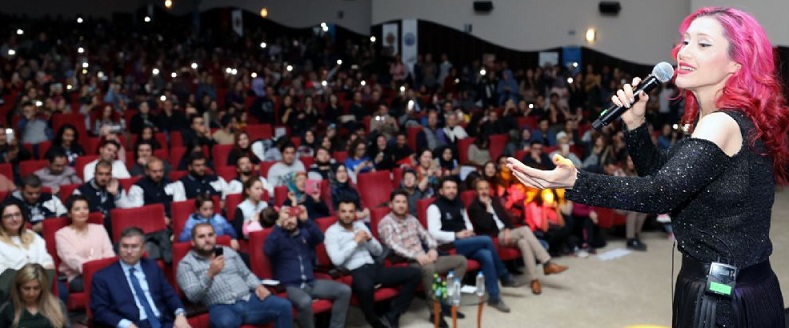 Akm'de Aslı Güngör İzdihamı Yaşandı