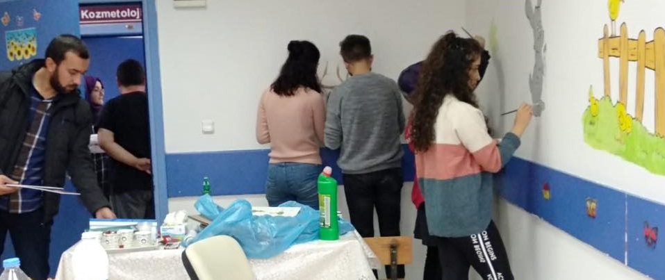 Gençler Hastahanede Boyama Yaptılar