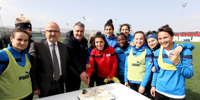 İlk Kez Bir Kadın Futbol Takımı Afyonkarahisar´da Kamp Yapıyor