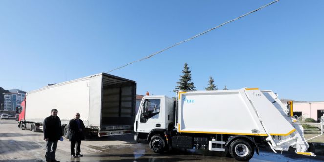 Konispol´e Hibe Edilen çöp Arabası Yola çıktı