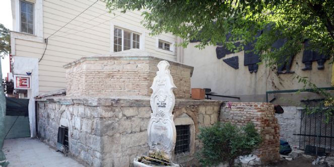 Kadınana Türbesi Restore Ediliyor