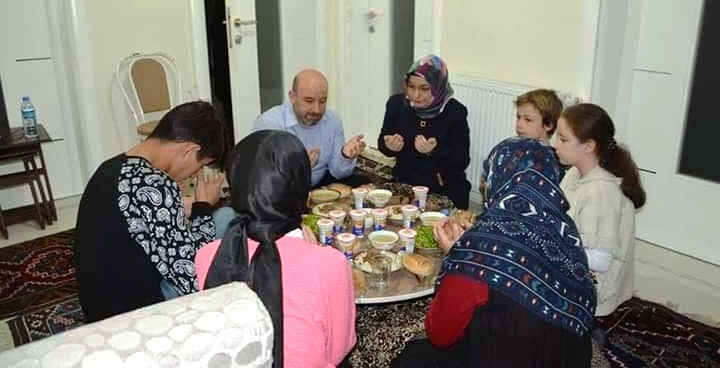 Başkan Sezen Vatandaşların Evinde İftar Yaptı.