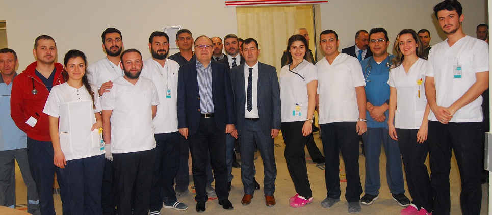 Vali Tutulmaz Yeni Yılın İlk Saatlerinde Devlet Hastanesinde Hastaları Ziyaret Etti