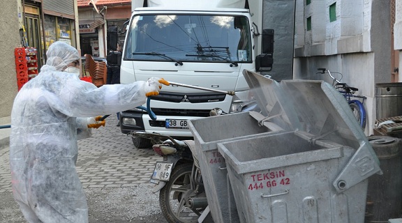 şuhut'ta çöp Konteynırları Dezenfekte Ediliyor