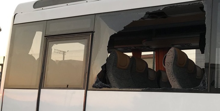 Belediye Otobüsünü Kaçırdı Camlarını Kırdı..!!