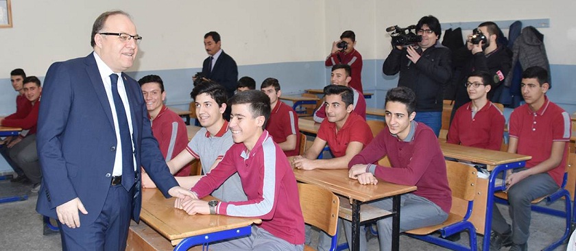 Vali Mustafa Tutulmaz öğrencilerimizin Karne Sevincine Ortak Oldu