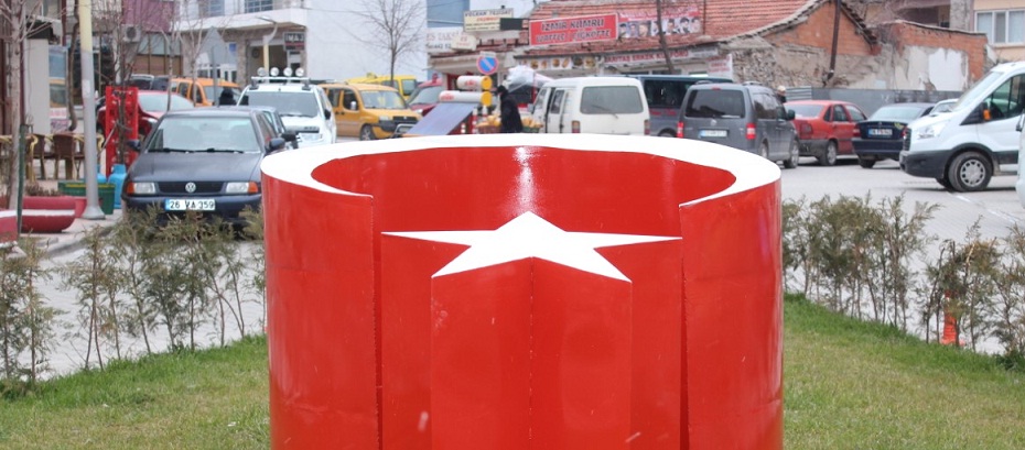 Cumhuriyet Meydanı’na Ay Yıldızlı Bayrak Motifi