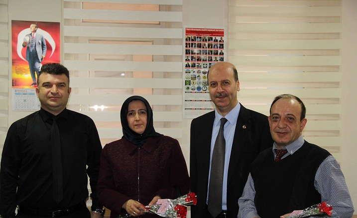 Başkan Bozkurt’tan Personele 8 Mart Karanfili