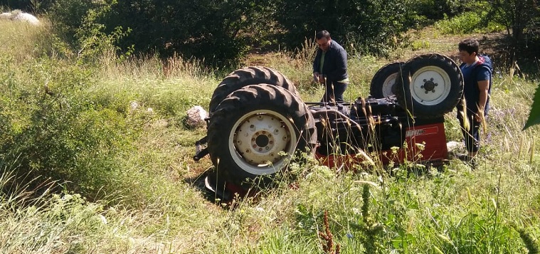 Devrilen Traktörün Altında Kaldı..