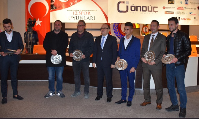 Vali Tutulmaz Sporculara ödüllerini Verdi