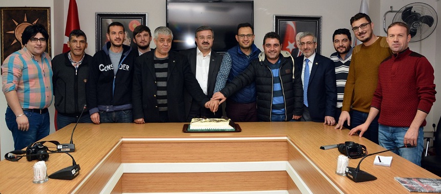 Ak Parti İl Başkanı Basın Mensupları İle Pasta Kesti