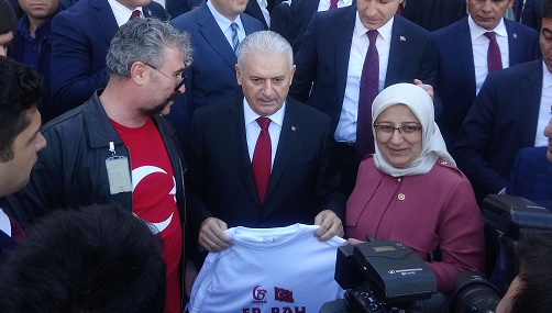 Bolvadinli Günday Başbakan Yıldırım’a T-shirt Hediye Etti